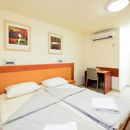 Hi - Arad Hostel Kültér fotó