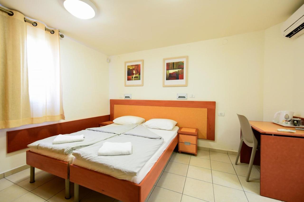 Hi - Arad Hostel Kültér fotó